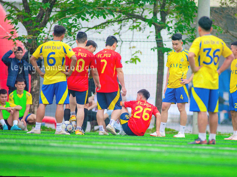 抽象几何图形，蓝色与橙色点缀